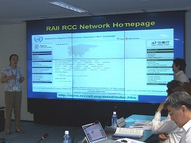 Dr. Yan Yuping (Beijing Climate Center, CMA) and Ms. Kumi Hayashi (Tokyo Climate Center, JMA) making a presentation on the joint website of the Regional Climate Center Network in the Regional Association II