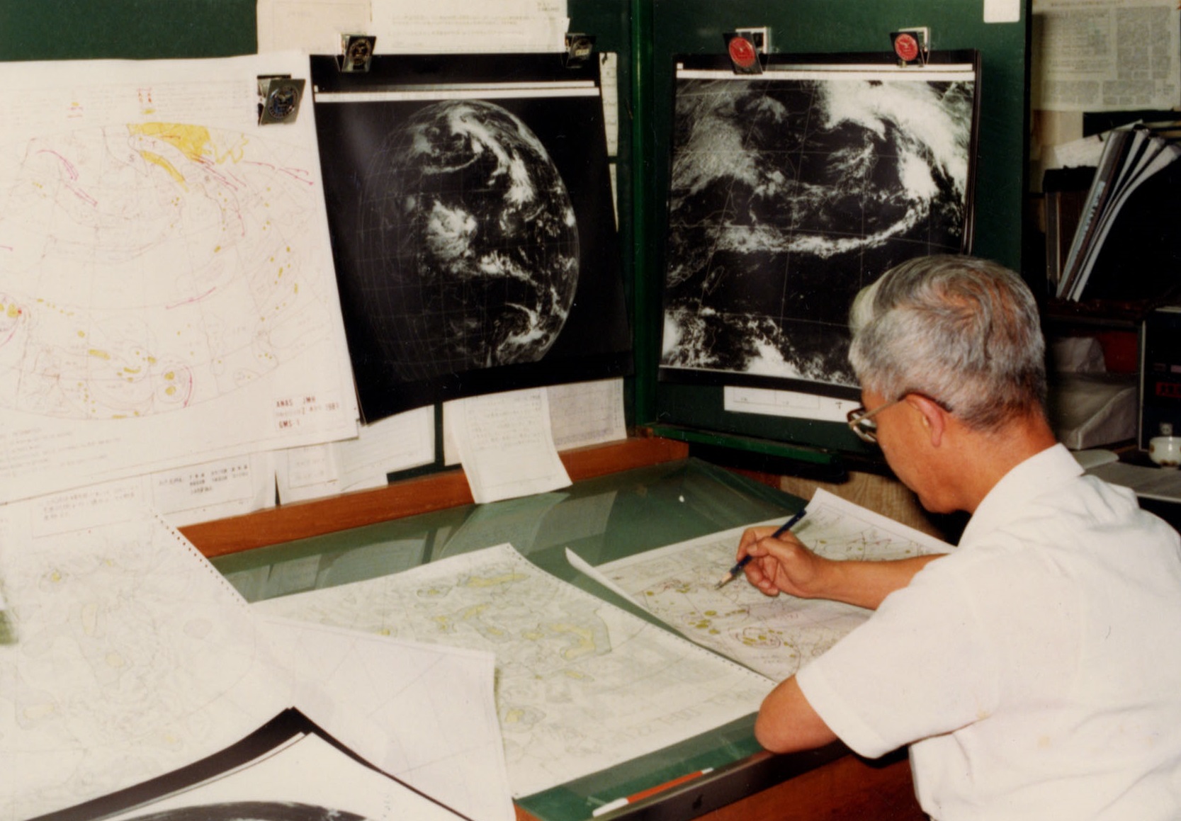 天気図記入の様子（昭和56年）