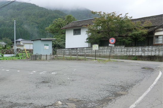 「地震観測所前公衆トイレ」付近の駐車場写真