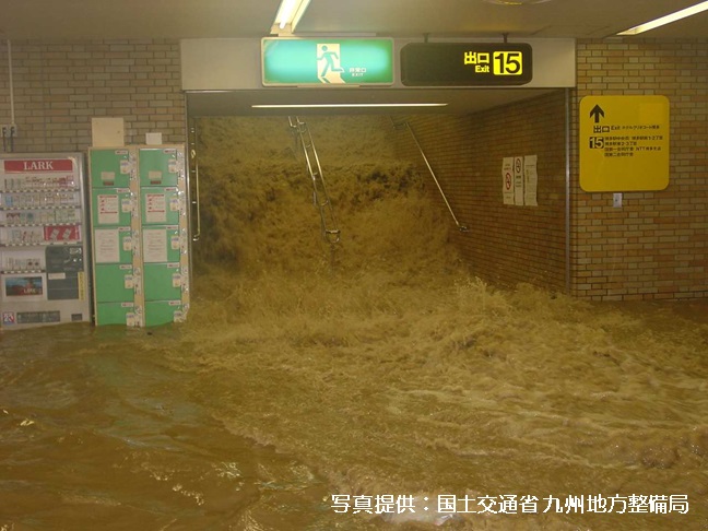 地下道へ勢いよく流れ込む雨水